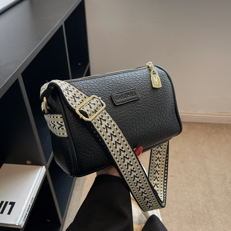 PU anyagú Pillow bag válltáska, street-trend stílus, vízszintes négyszögletes forma, cipzáras nyitás, cipzáros belső zseb