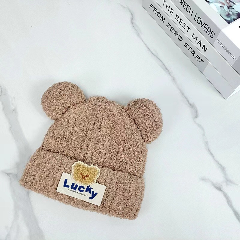 Bērnu adīta cepure ar lāčuka motīvu, 100% kokvilna, kupolveida augšdaļa, īss brims, saglabā siltumu un pasargā no vēja