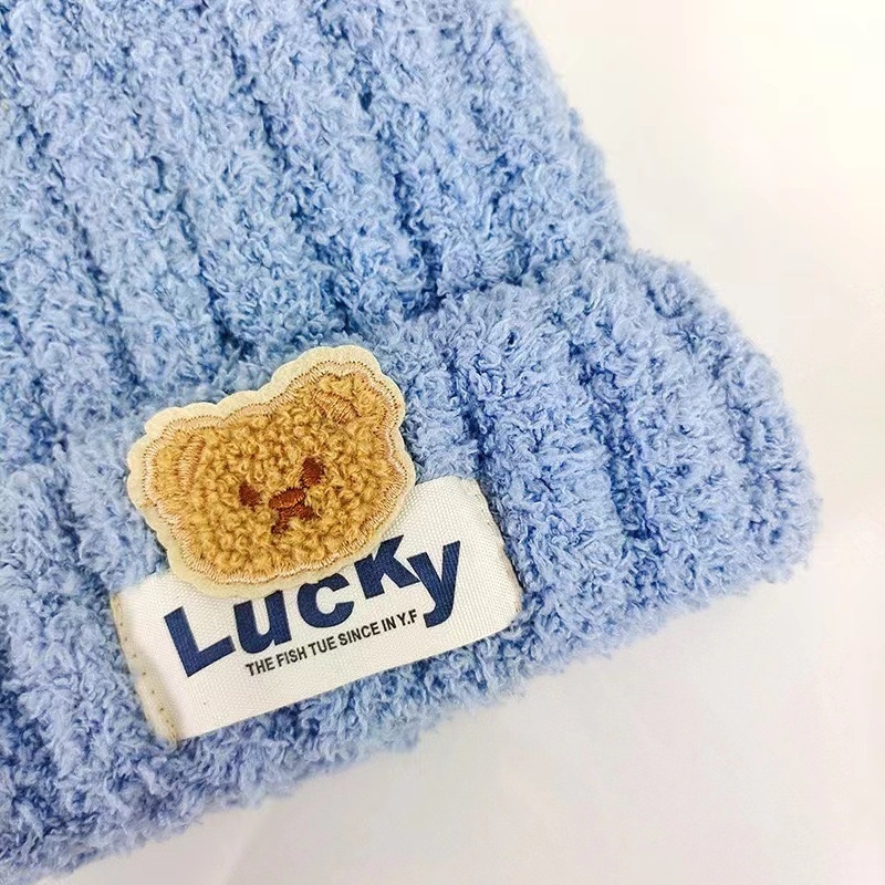 Bērnu adīta cepure ar lāčuka motīvu, 100% kokvilna, kupolveida augšdaļa, īss brims, saglabā siltumu un pasargā no vēja