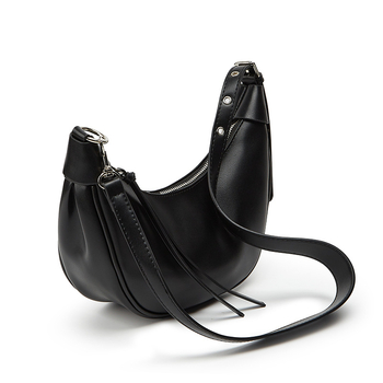 PU anyagú félhold alakú crossbody válltáska, cipzárral záródó, vízszintes négyzet alakú forma, belső cipzáras zseb és telefontartó zseb