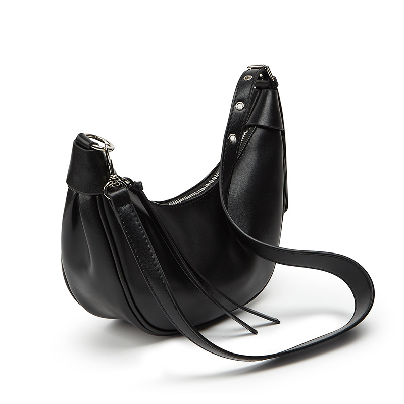 PU anyagú félhold alakú crossbody válltáska, cipzárral záródó, vízszintes négyzet alakú forma, belső cipzáras zseb és telefontartó zseb