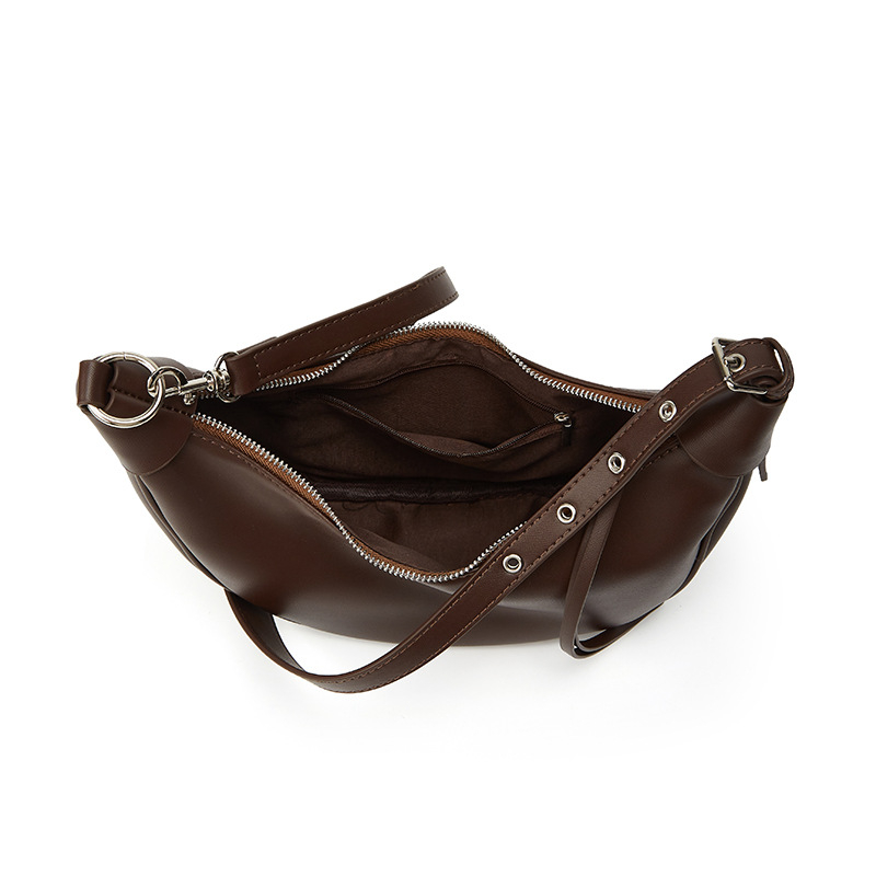 PU anyagú félhold alakú crossbody válltáska, cipzárral záródó, vízszintes négyzet alakú forma, belső cipzáras zseb és telefontartó zseb