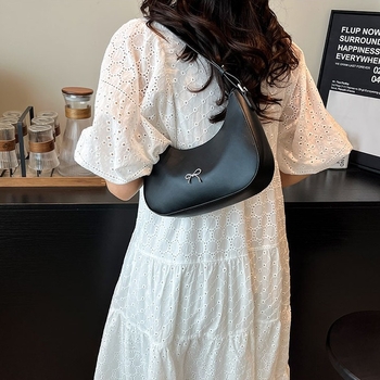 PU anyagú félhold alakú válltáska, cipzáras zárás, rejtett cipzáras zseb, poliészter bélés