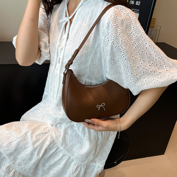 PU anyagú félhold alakú válltáska, cipzáras zárás, rejtett cipzáras zseb, poliészter bélés