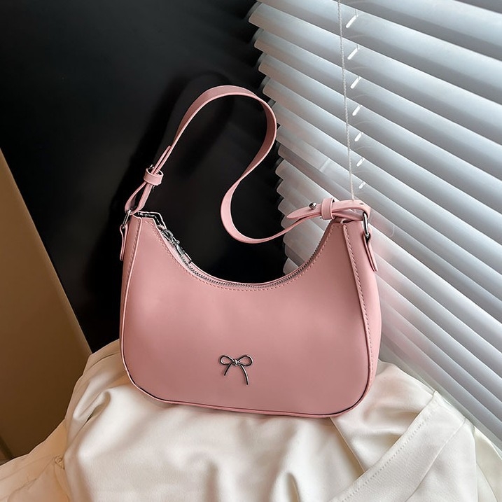 PU anyagú félhold alakú válltáska, cipzáras zárás, rejtett cipzáras zseb, poliészter bélés