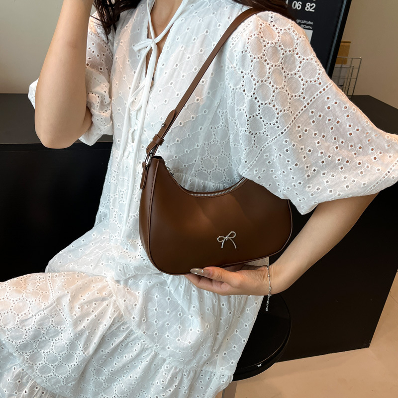 PU anyagú félhold alakú válltáska, cipzáras zárás, rejtett cipzáras zseb, poliészter bélés