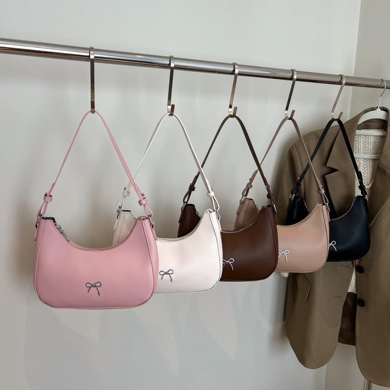 PU anyagú félhold alakú válltáska, cipzáras zárás, rejtett cipzáras zseb, poliészter bélés