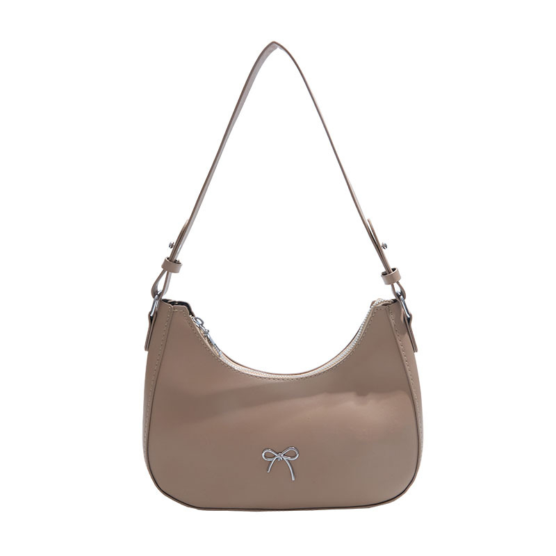 PU anyagú félhold alakú válltáska, cipzáras zárás, rejtett cipzáras zseb, poliészter bélés