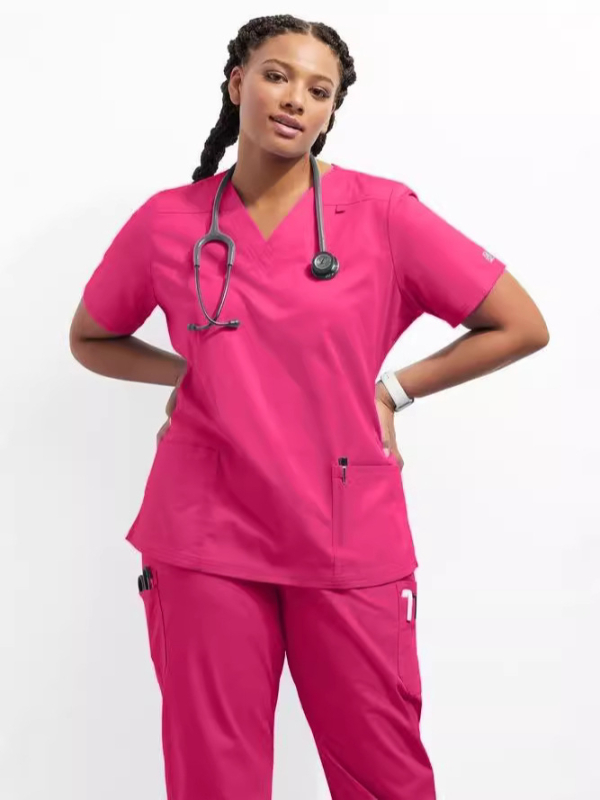 Dviejų dalių medicininis scrub komplektas: trumpomis rankovėmis viršus su V formos iškirpte ir kelnytės, poliesterio-elastano mišinio audinys, drėgmės valdymas, vasara/pavasaris/ruduo
