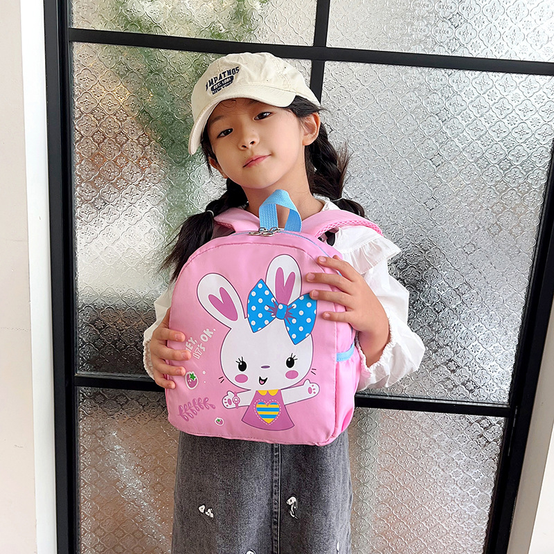 Bērnu mugursoma pirmsskolai – ultralieka neilona materiāls, elpojoša, nodilumizturīga, dzīvnieku karikatūru raksts, izliektas plecu siksnas