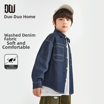 Παιδικό πουκάμισο από ξεπλυμένο τζιν, 82% βαμβάκι, μακριά μανίκια, άνετη ρετρό γραμμή, άνοιξη–φθινόπωρο 2025.