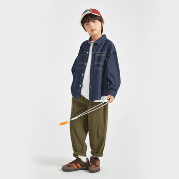 Παιδικό πουκάμισο από ξεπλυμένο τζιν, 82% βαμβάκι, μακριά μανίκια, άνετη ρετρό γραμμή, άνοιξη–φθινόπωρο 2025.