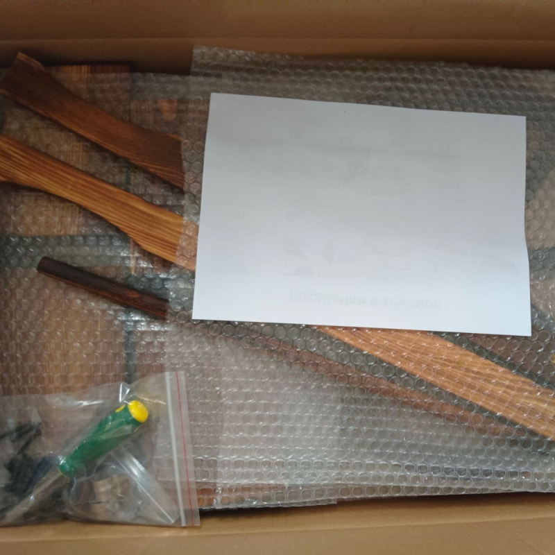 Medinis dviejų lygių augalų stovas laiptų formos, skirtas grindims, šiuolaikiškas minimalistinis dizainas