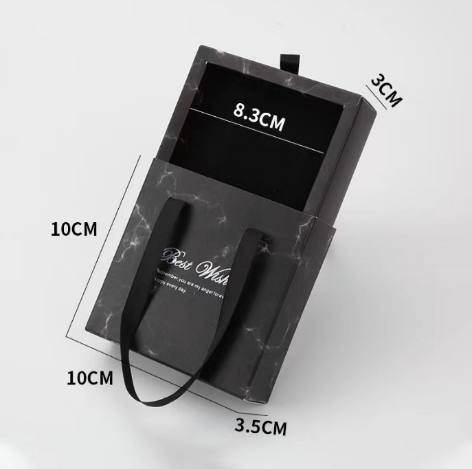 Pieejams noliktavā: trīs detaļu juvelierizstrādājumu komplets papīra kastē ar vilkšanas auklu (gredzens, kulons, auskari). Zīmols ML; Materiāls: Plastika; Iepakojuma tips: Kaste; Iepakojuma līmenis: Pārdošanas iepakojums; Specifikācija: Nr. 1