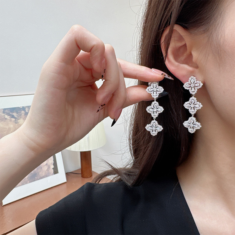 Klipszes fülbevalók, virág alakú, réz anyagú, cirkóniával díszítve, friss és édes stílus, Liyu jewelry márka