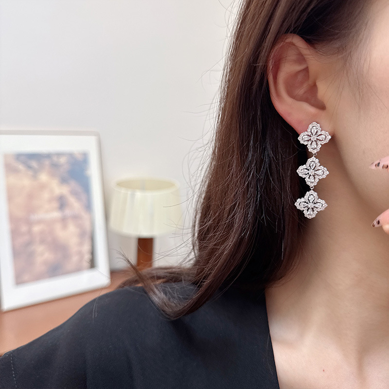 Klipszes fülbevalók, virág alakú, réz anyagú, cirkóniával díszítve, friss és édes stílus, Liyu jewelry márka