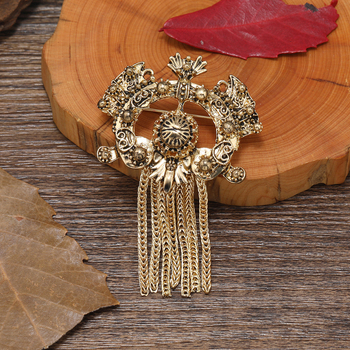 Brooch — κράμα με ηλεκτροπλατιωμένο μέταλλο, γεωμετρικά μεταλλικά κρεμαστά στοιχεία σε ρετρό στυλ; διακόσμηση και ασφαλής στερέωση.