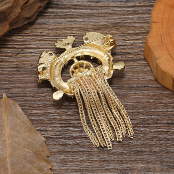 Brooch — κράμα με ηλεκτροπλατιωμένο μέταλλο, γεωμετρικά μεταλλικά κρεμαστά στοιχεία σε ρετρό στυλ; διακόσμηση και ασφαλής στερέωση.