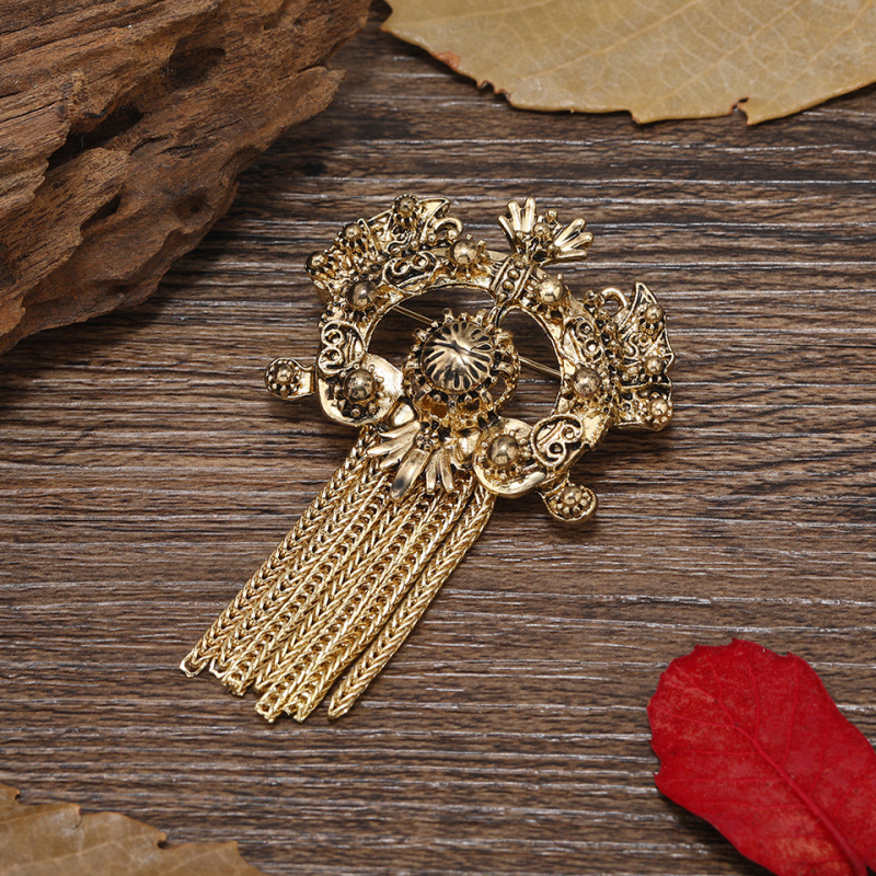 Brošs no sakausējuma; elektroplēšana; metāla ģeometriski tassels retro stilā; dekorācijas un droša piestiprināšana.