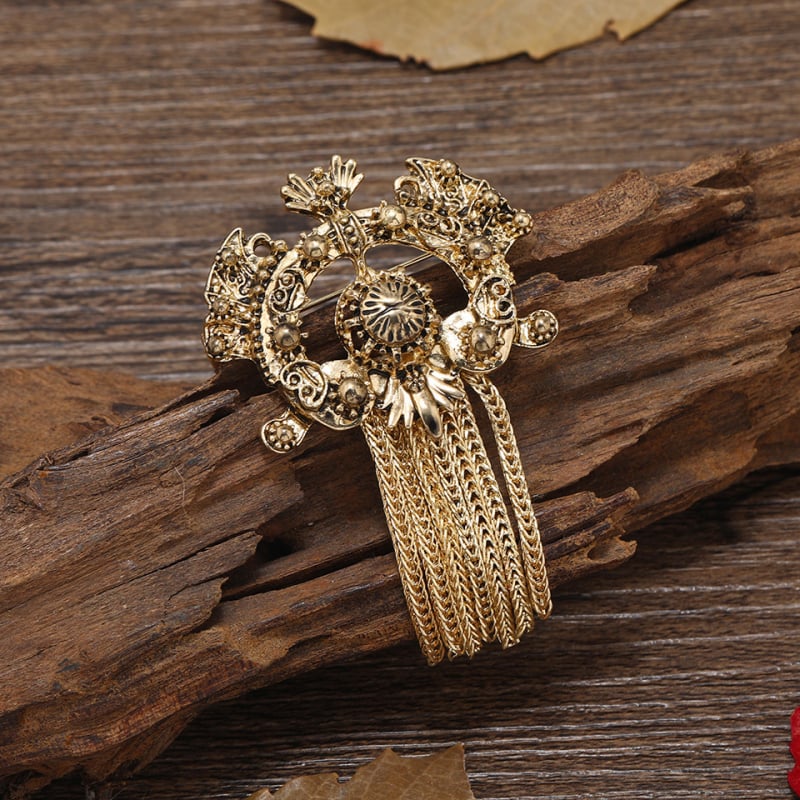 Brooch — κράμα με ηλεκτροπλατιωμένο μέταλλο, γεωμετρικά μεταλλικά κρεμαστά στοιχεία σε ρετρό στυλ; διακόσμηση και ασφαλής στερέωση.