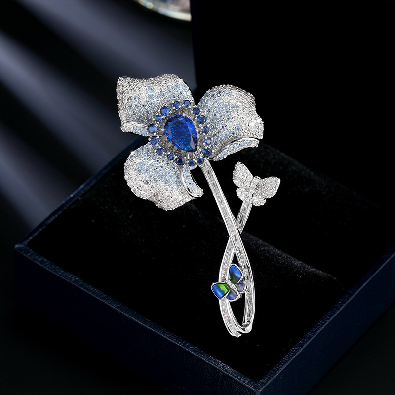 Καρφίτσα από χαλκό – Liyu Jewelry; στυλ: λουλουδάτη καρφίτσα, ελαφρύς πολυτελής χαρακτήρας; επεξεργασία: ηλεκτροπλατίνα; σχήμα: λουλούδι