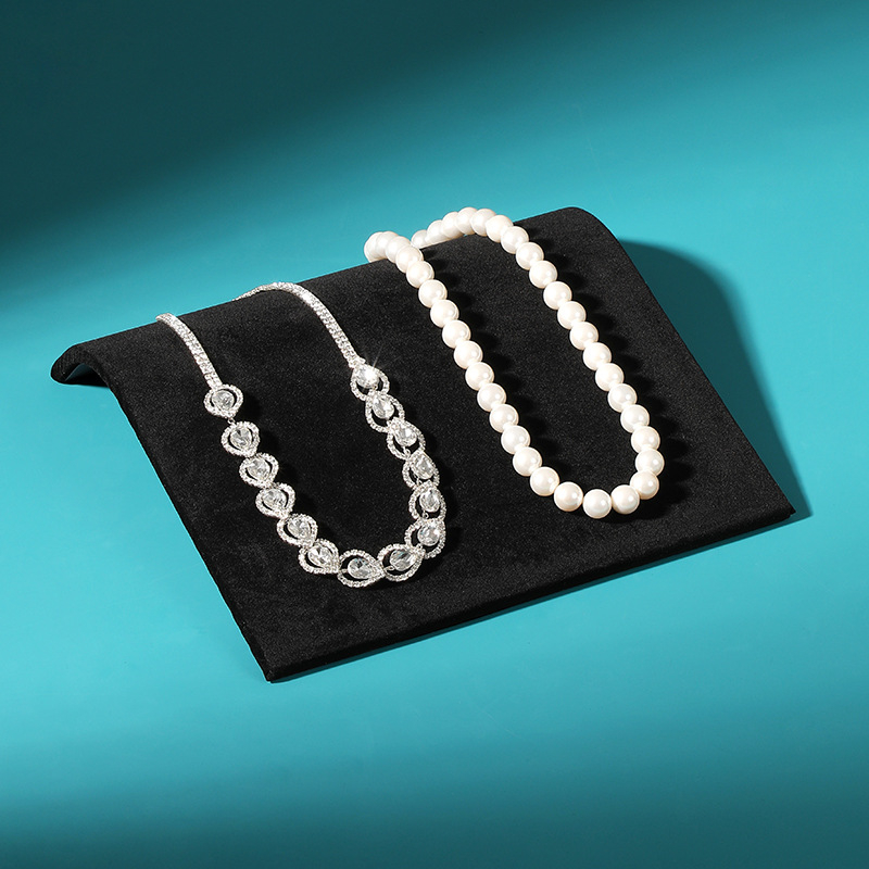 Vieno kūno plieninis S formos karolėlių ekspozicijos stovas su aksomo danga