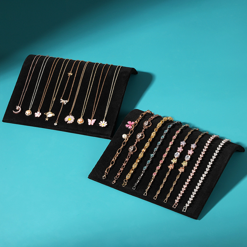 Vieno kūno plieninis S formos karolėlių ekspozicijos stovas su aksomo danga