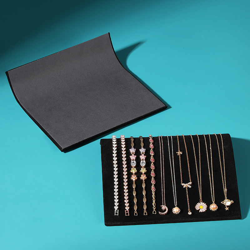 Vieno kūno plieninis S formos karolėlių ekspozicijos stovas su aksomo danga