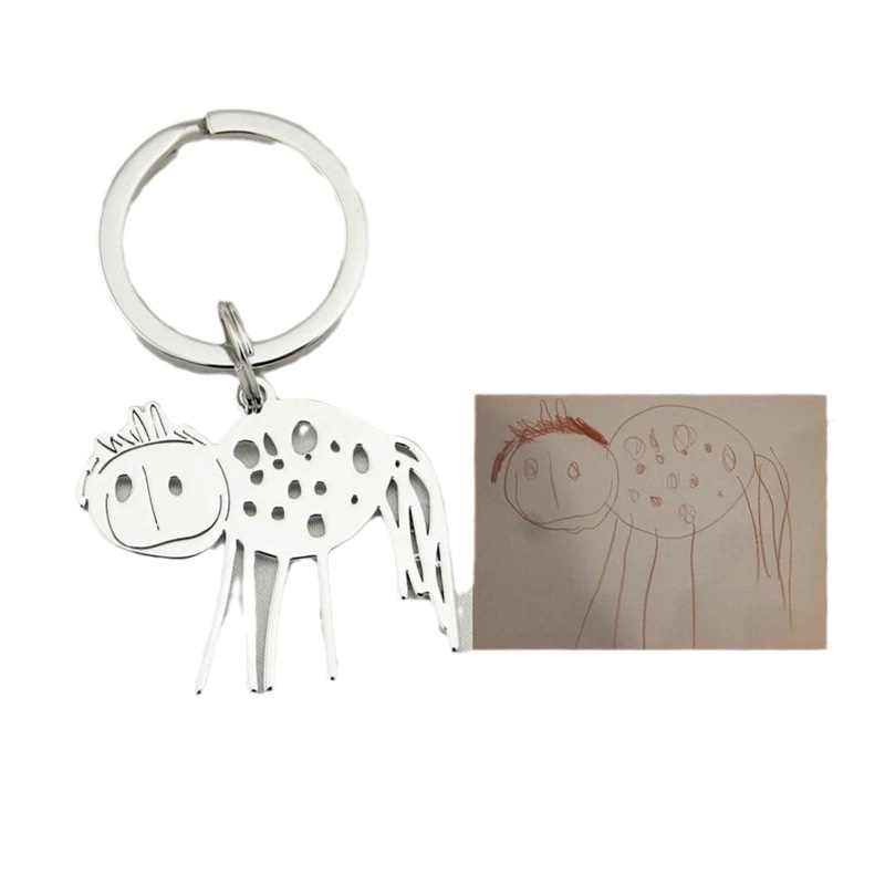 Személyre szabott rozsdamentes acél kulcstartó gyerekrajz motívummal, kézzel festett, elektroplattált felület