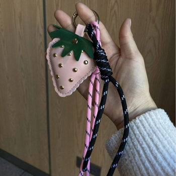 Κλειδοθήκη σειράς Miu: ρετρό δερμάτινο κρεμαστό με φράουλα, πλεκτό για τσάντες – PU, χειροποίητο πλέξιμο, προέλευση Yiwu, φλοραλ μοτίβο, μοντέρνο αστικό στυλ