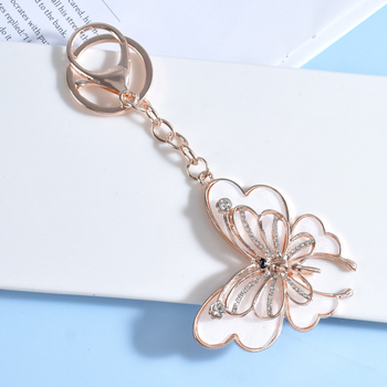 Κλειδοθήκη από κράμα ψευδαργύρου με διπλή πεταλούδα και διαμαντοειδείς λεπτομέρειες, για κλειδιά αυτοκινήτου και γούρι τσάντας