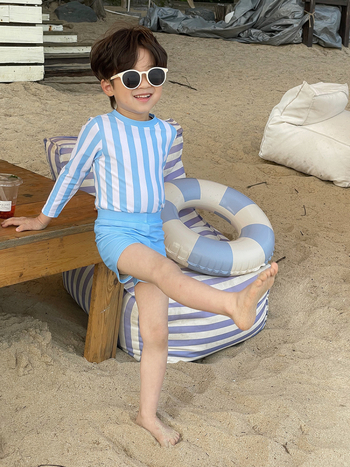 FÉÚknak szóló két részes úszószett – poliészter, koreai stílusú mintával és rajzfilmes motívummal, magas rugalmasság, briefs stílusú alsó, úszáshoz és vízben töltött tevékenységekhez