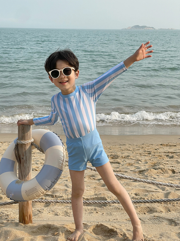 FÉÚknak szóló két részes úszószett – poliészter, koreai stílusú mintával és rajzfilmes motívummal, magas rugalmasság, briefs stílusú alsó, úszáshoz és vízben töltött tevékenységekhez