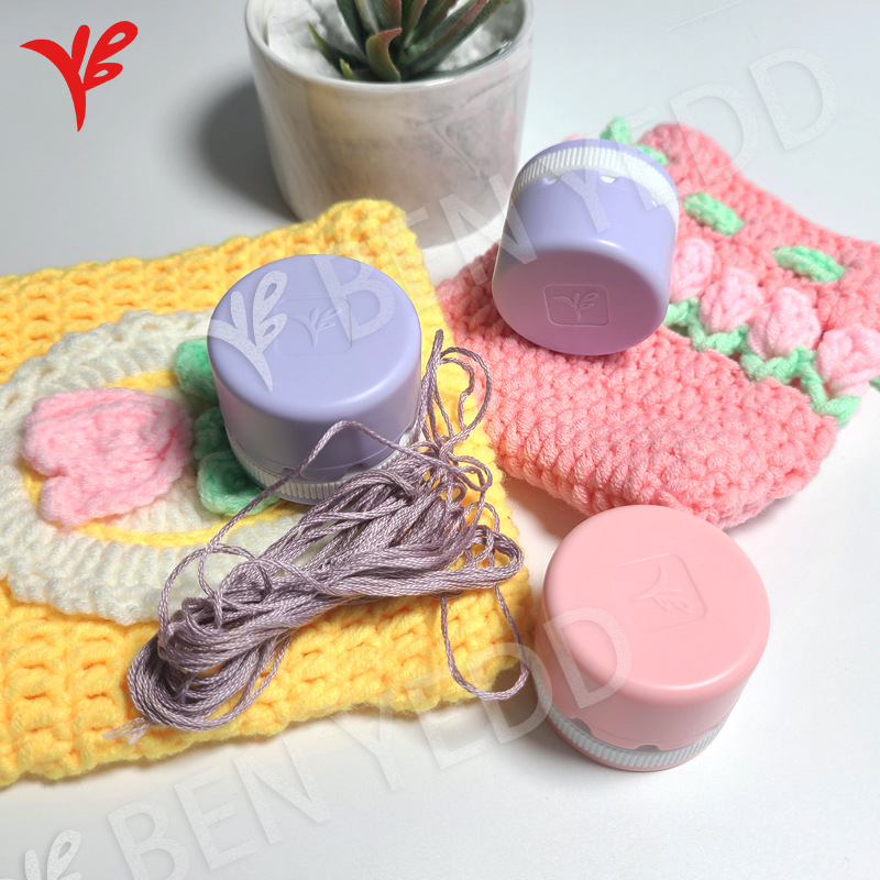 BEN YEDD šujmašīnas piederumi – Macaron sērija, rotējošais vaska līnijas mehānisms, liela ietilpība, gluds vilkums ar vāciņu (Zīmols: BEN YEDD; Kategorija: Šujmašīnas piederumi; Importēšana: Nē; Svars: 43 g)