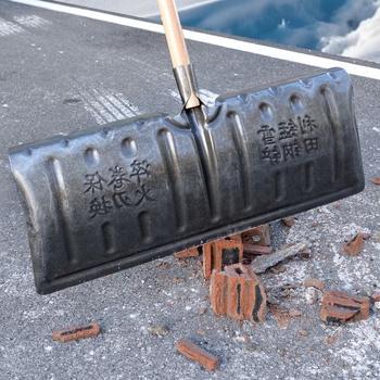 Manganio plieno viengabė sniego šluota, vienguba konstrukcija, kalintas kraštas, su ratuku, lauko sniego šalinimui