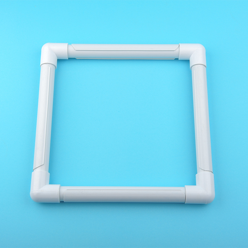 Műanyag hímzőkeret, négyzet alakú, kapcsos, csomagolás 100 db