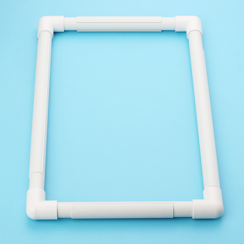 Műanyag hímzőkeret, négyzet alakú, kapcsos, csomagolás 100 db