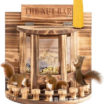 Ξύλινος εξωτερικός τροφοδότης για σκίουρους και μικρά ζώα με τοίχο και τραπεζάκι πικνίκ (Υλικό: Ξύλο; Μάρκα: Jelin; Για κατοικίδια; Εισαγωγή: Όχι)
