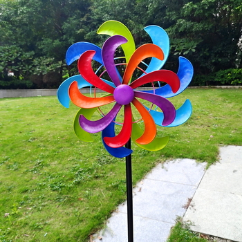 Fém szélmalom kertbe — modern minimalist stílus, speciális kültéri festék, magas hőmérsékletű sütőfestéssel, udvarra, kerthez és tájnézetekhez