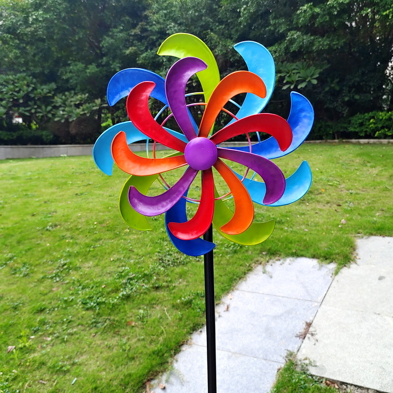 Fém szélmalom kertbe — modern minimalist stílus, speciális kültéri festék, magas hőmérsékletű sütőfestéssel, udvarra, kerthez és tájnézetekhez