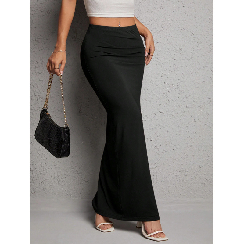 Magas derekú, pliszírozott hosszú szoknya csípőn lévő hasítékkal, poliészter kötött rib anyagból