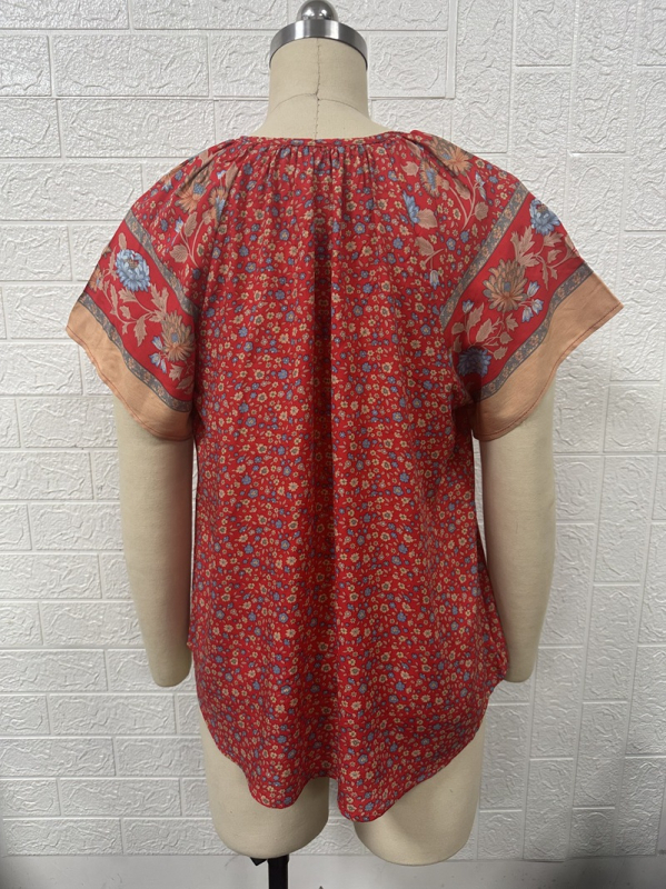 Amoline sieviešu V-veida kakla ziedu raksta brīva piegriezuma blūza ar 3/4 garuma piedurknēm ar volānu