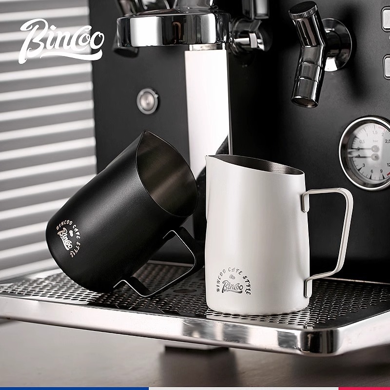 Bin Coo cană de lapte din oțel inoxidabil pentru latte art, stil modern minimalist, cu logo imprimat, 0,3 kg