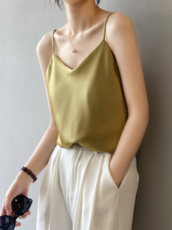 Сатенена дамска безръкавка с V‑образно деколте и презрамки тип спагети, свободна кройка, драпиращ ефект, летен корейски стил