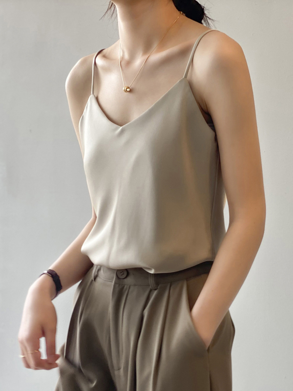Сатенена дамска безръкавка с V‑образно деколте и презрамки тип спагети, свободна кройка, драпиращ ефект, летен корейски стил