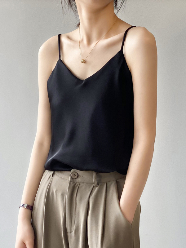 Сатенена дамска безръкавка с V‑образно деколте и презрамки тип спагети, свободна кройка, драпиращ ефект, летен корейски стил