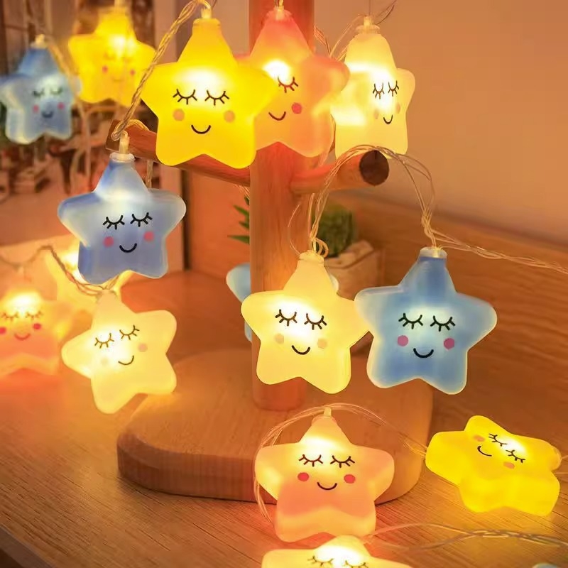 LED sor csillagokkal, felhőkkel és szivárvánnyal a gyerekek szobájába – 123 LED, 5500K, elemről működik, dimmálható, kézi vezérlés