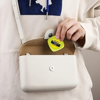 Mini kabatas mērlente apģērbam un ķermeņa apmēriem — pārnēsājams šuvēja mērlente, metāls + plastiks, kvadrātveida forma, apmēram 13 g, drukāts logo, piemērots dāvanai