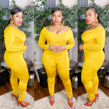 Ολόσωμη φόρμα με διασταυρωμένο V-λαιμό, ανοιχτούς ώμους, πιλιρισμένα μανίκια, πολυεστέρας, ραφή κολάζ