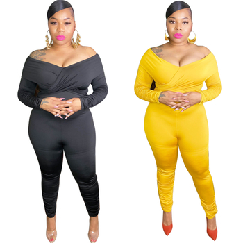 Ολόσωμη φόρμα με διασταυρωμένο V-λαιμό, ανοιχτούς ώμους, πιλιρισμένα μανίκια, πολυεστέρας, ραφή κολάζ